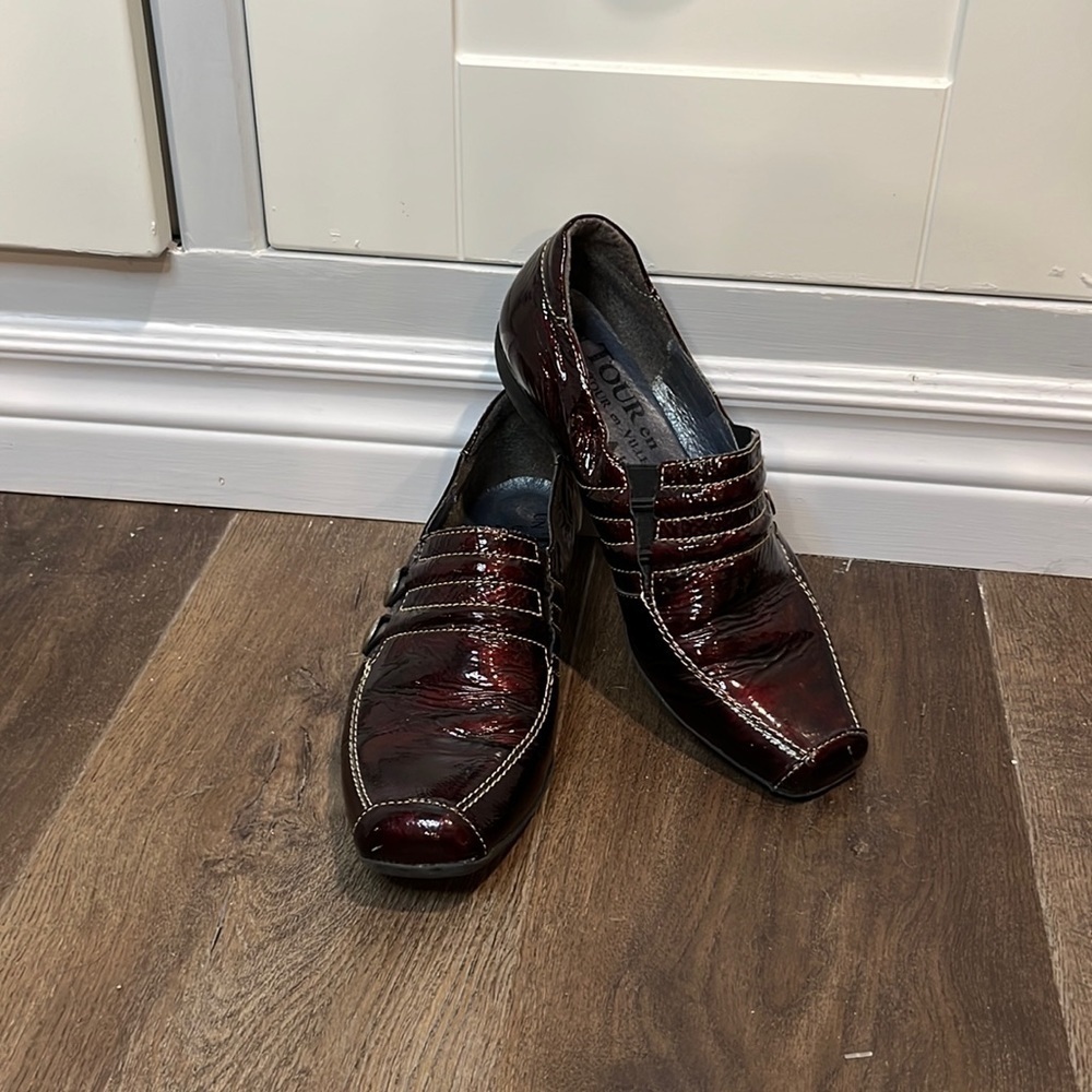 UN Tour En Ville. Shoes. Red. Button. Size 37 or 6 1/2. Sneaker. Leather. Shiny